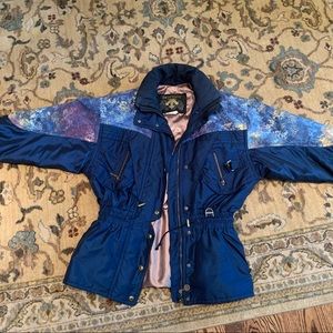 Classic DESCENTE woman’s ski jacket with solar lining.
